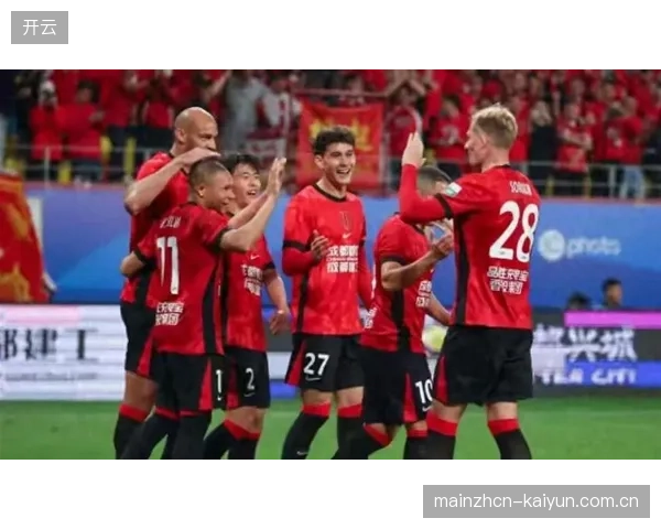 成都蓉城以九连胜创队史纪录,提前三轮锁定中超半程冠军。 成都蓉城以九连胜创队史纪录,提前三轮锁定中超半程冠军。